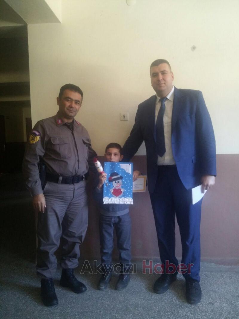 Jandarma Öğrencilere Karne Hediyesi Dağıttı