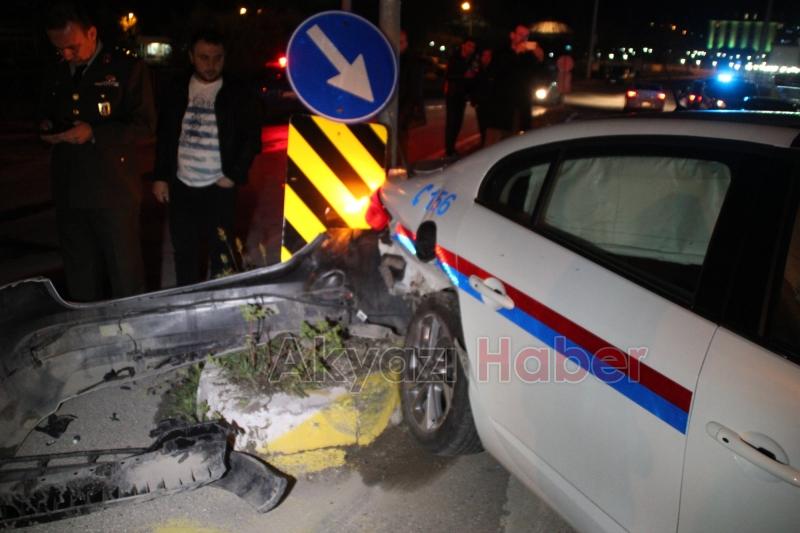 Jandarma Trafik Aracı Otomobil İle Çarpıştı