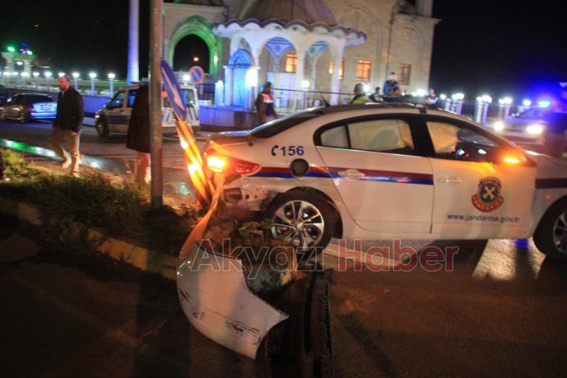 Jandarma Trafik Aracı Otomobil İle Çarpıştı