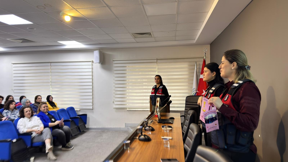 Jandarmadan üniversitede kadına şiddet ve uyuşturucuya karşı farkındalık eğitimi