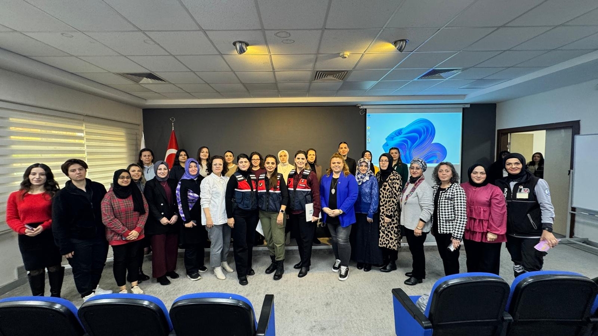 Jandarmadan üniversitede kadına şiddet ve uyuşturucuya karşı farkındalık eğitimi