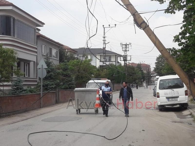 Kablolara takılan kamyon iki direği yıktı