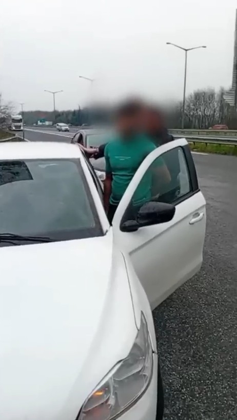 Kaçak göçmenlerin yakalandığı operasyon kamerada