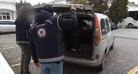 Kaçak göçmenlerin yakalandığı operasyon kamerada