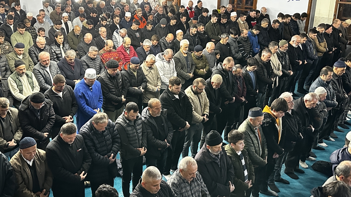 Kadir gecesinde vatandaşlar camilere akın etti