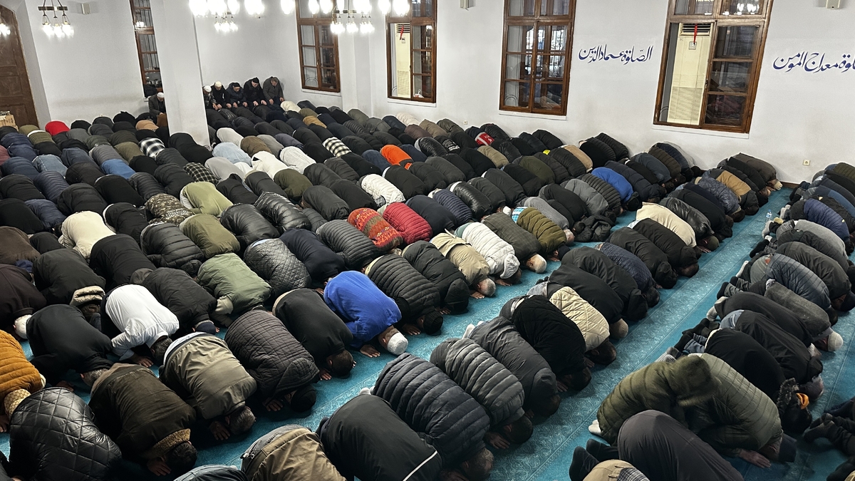 Kadir gecesinde vatandaşlar camilere akın etti