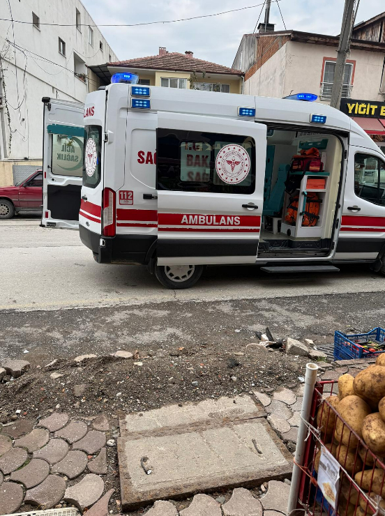 Kaldırımda düşen yaşlı adam yaralandı