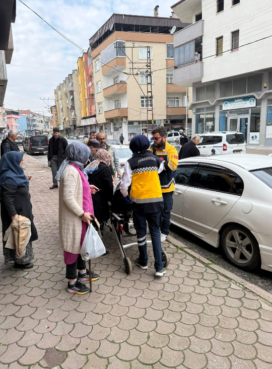 Kaldırımda düşen yaşlı adam yaralandı