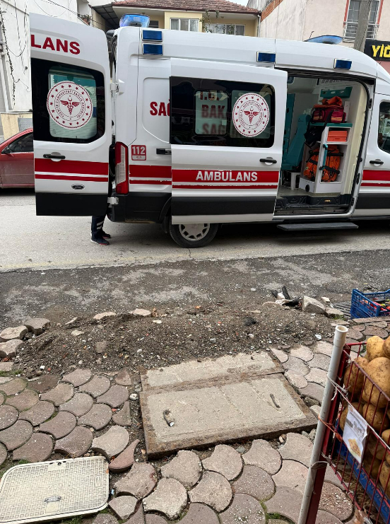 Kaldırımda düşen yaşlı adam yaralandı