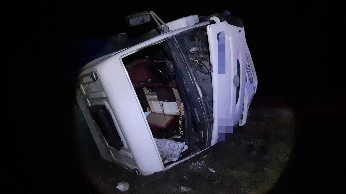 Kamyon devrildi, sürücü yaralı