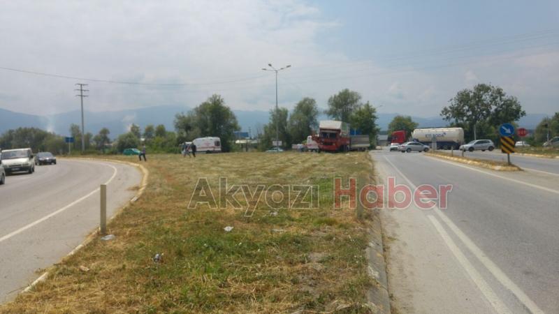 Kamyon ile Karpuz Yüklü Kamyonet Çarpıştı