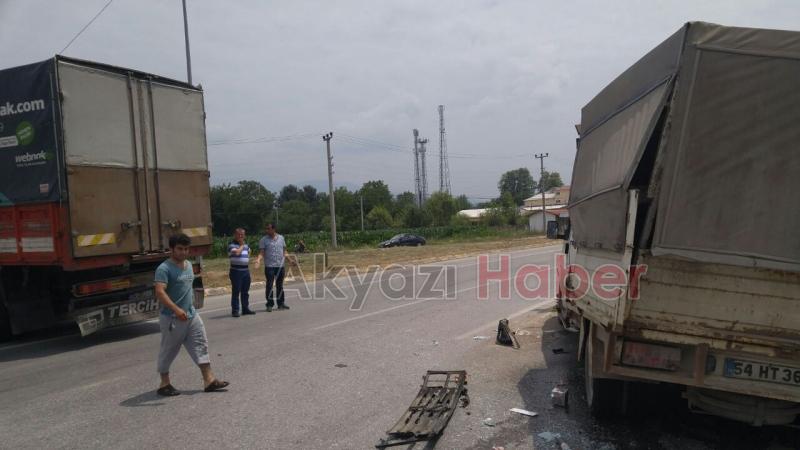 Kamyon ile Karpuz Yüklü Kamyonet Çarpıştı