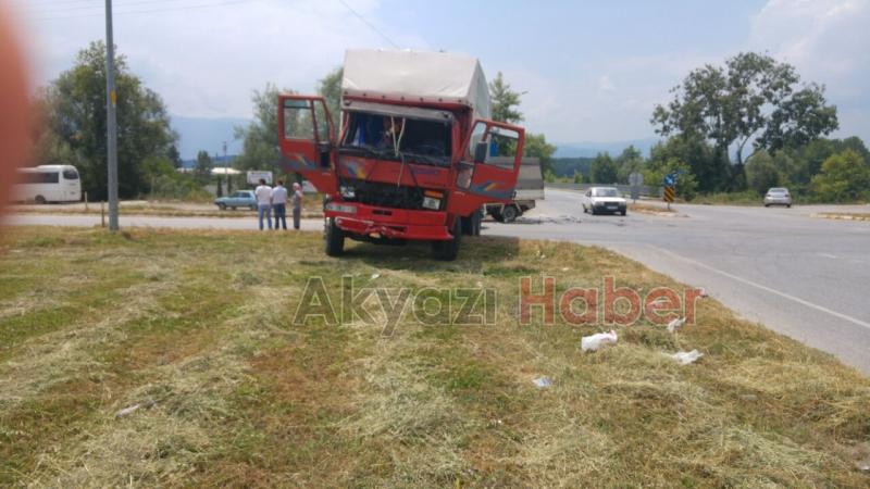 Kamyon ile Karpuz Yüklü Kamyonet Çarpıştı