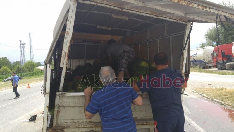 Kamyon ile Karpuz Yüklü Kamyonet Çarpıştı
