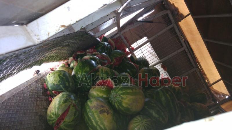 Kamyon ile Karpuz Yüklü Kamyonet Çarpıştı