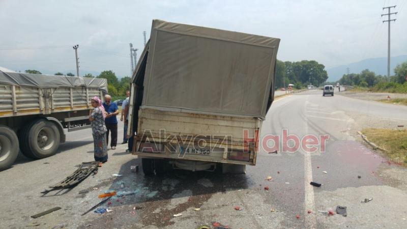Kamyon ile Karpuz Yüklü Kamyonet Çarpıştı