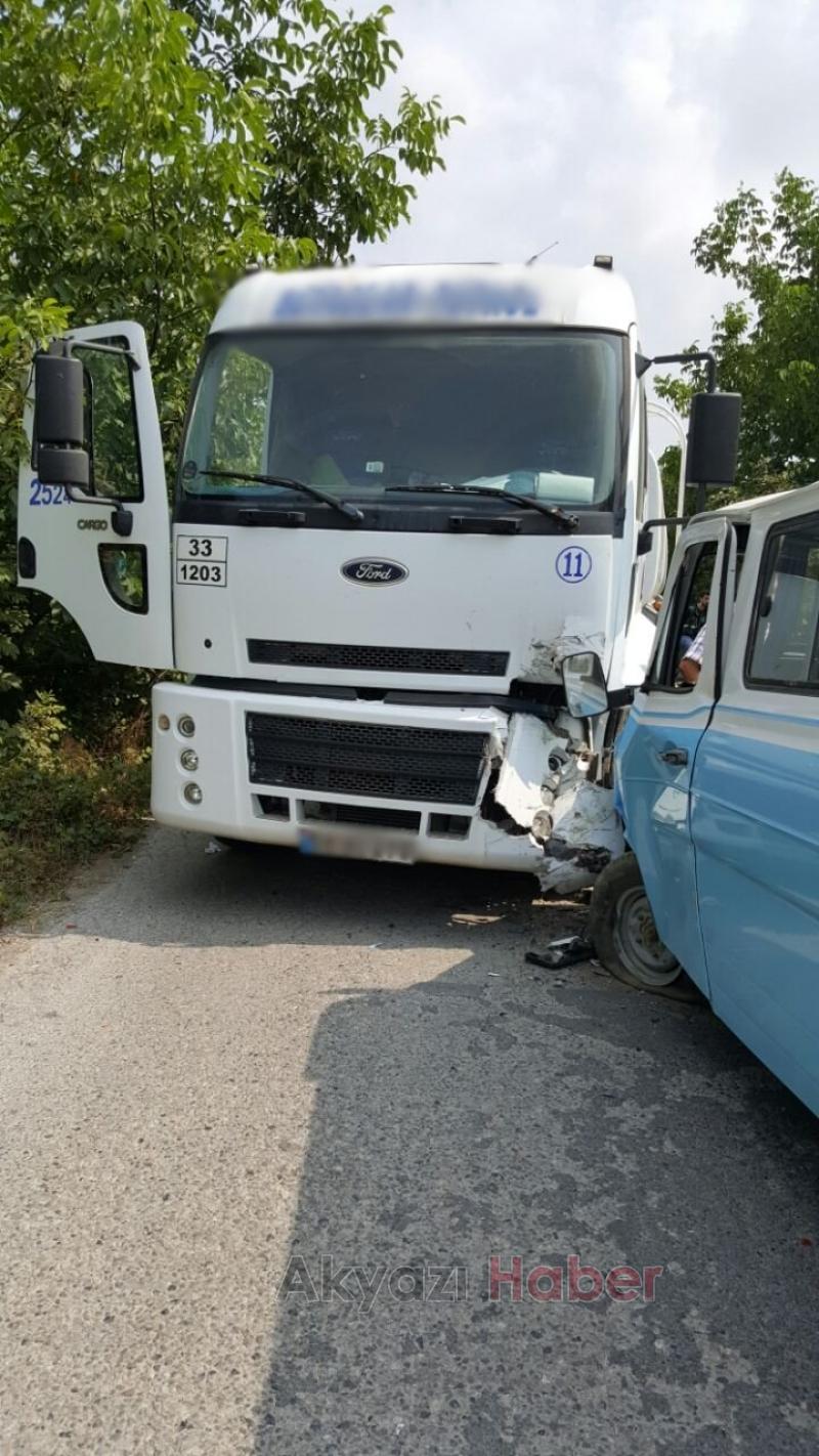 Kamyon İle Minibüs kafa kafaya çarpıştı