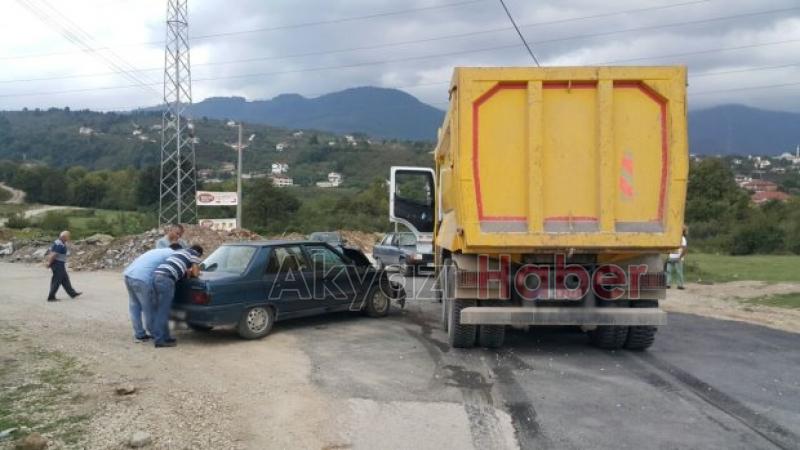 Kamyon İle Otomobil Çarpıştı