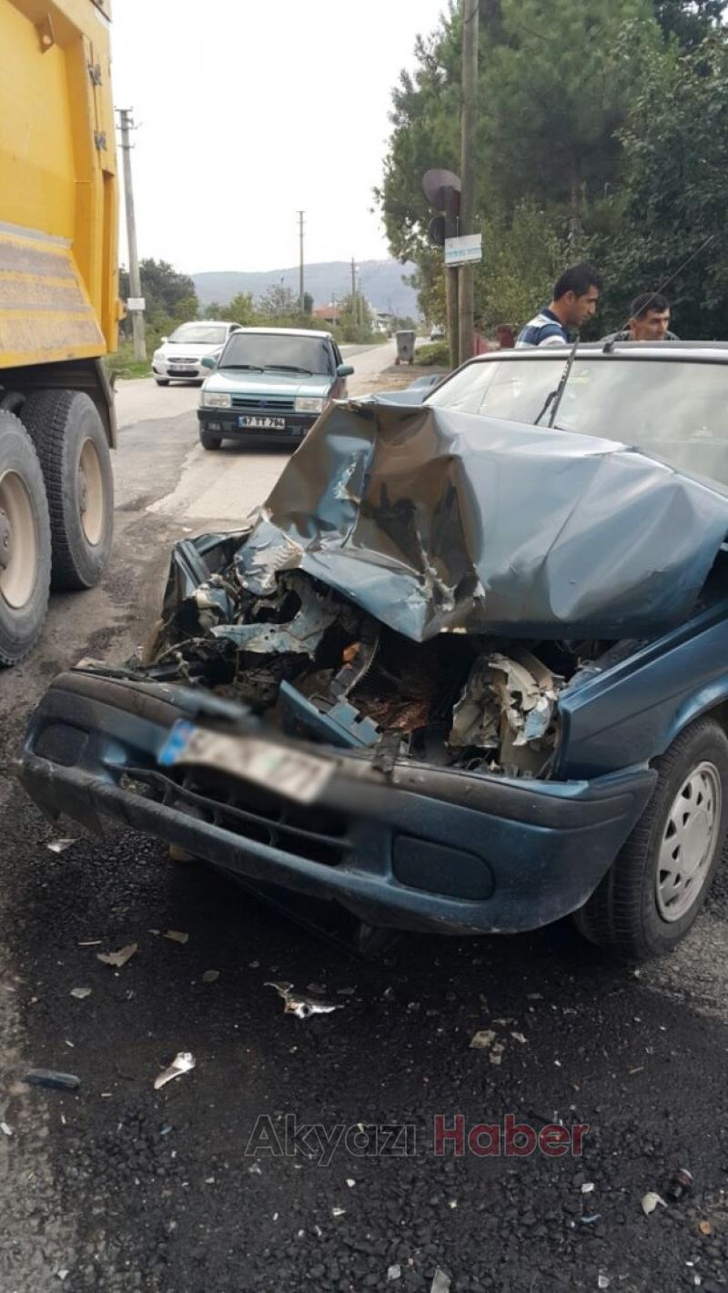 Kamyon İle Otomobil Çarpıştı