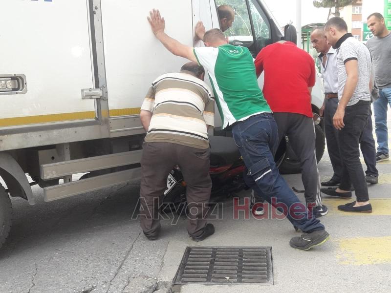 Kamyon motoru altına aldı