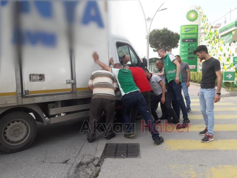 Kamyon motoru altına aldı