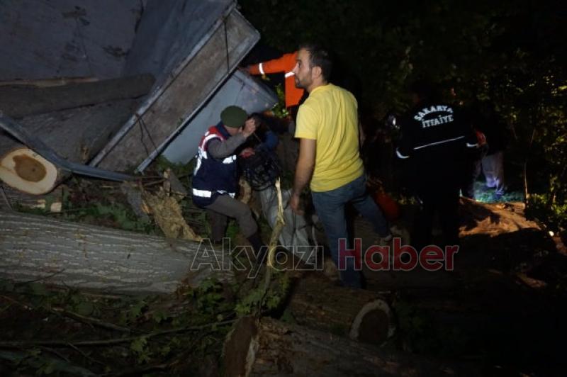 Akyazıda Kamyon Şarampole Yuvarlandı