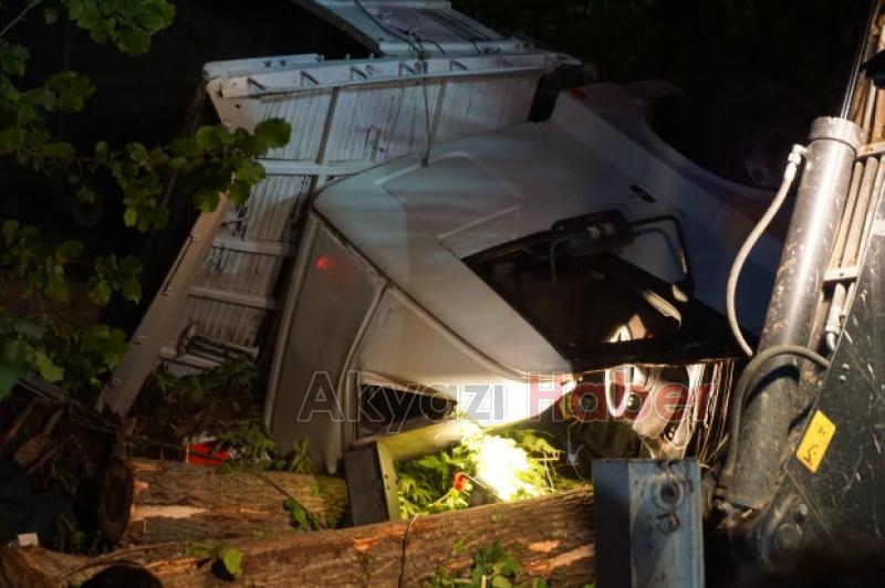 Akyazıda Kamyon Şarampole Yuvarlandı