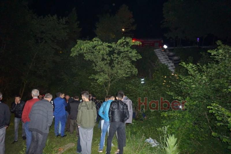 Akyazıda Kamyon Şarampole Yuvarlandı