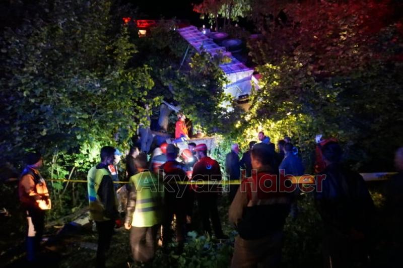 Akyazıda Kamyon Şarampole Yuvarlandı