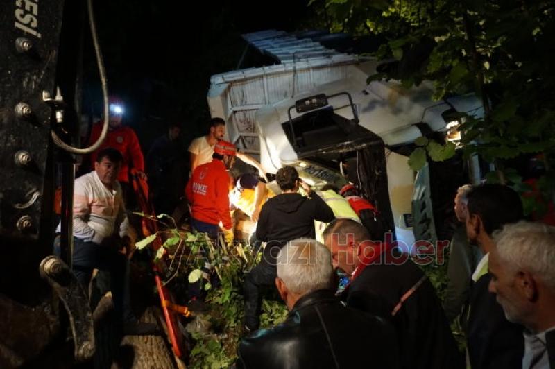 Akyazıda Kamyon Şarampole Yuvarlandı