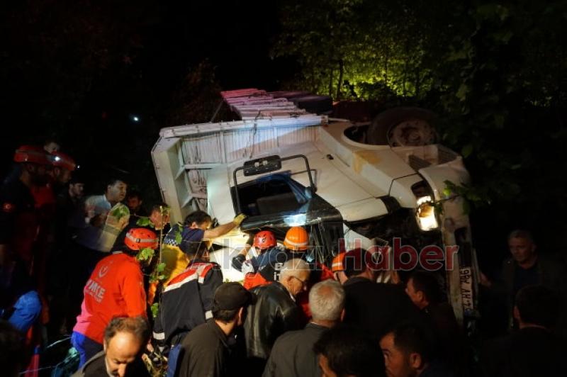 Akyazıda Kamyon Şarampole Yuvarlandı