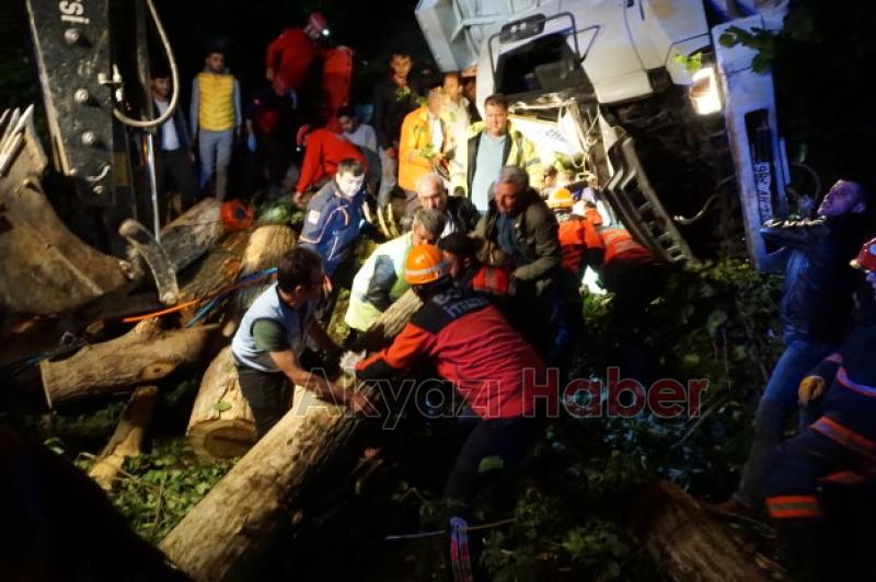 Akyazıda Kamyon Şarampole Yuvarlandı