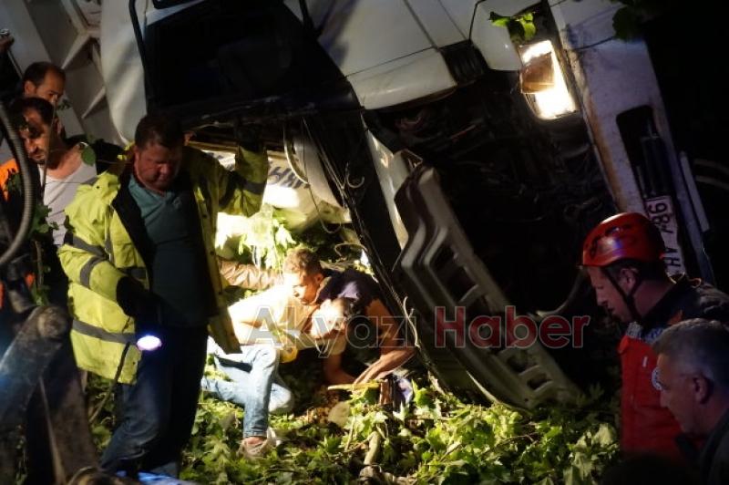 Akyazıda Kamyon Şarampole Yuvarlandı