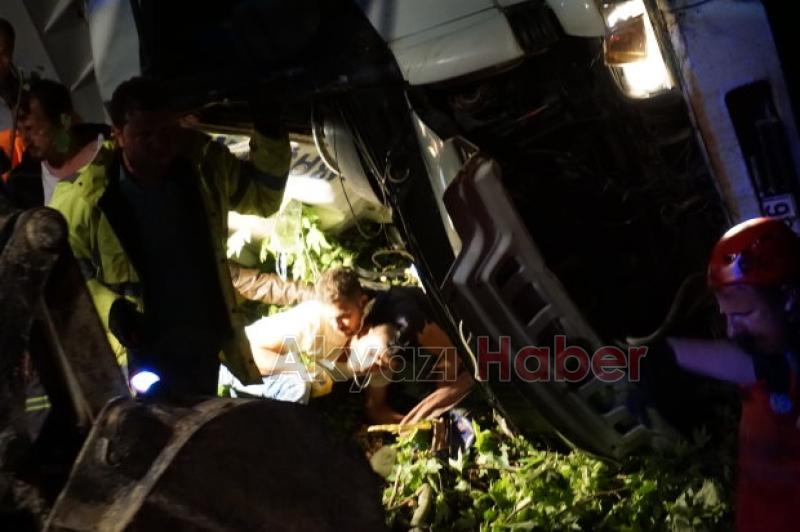 Akyazıda Kamyon Şarampole Yuvarlandı