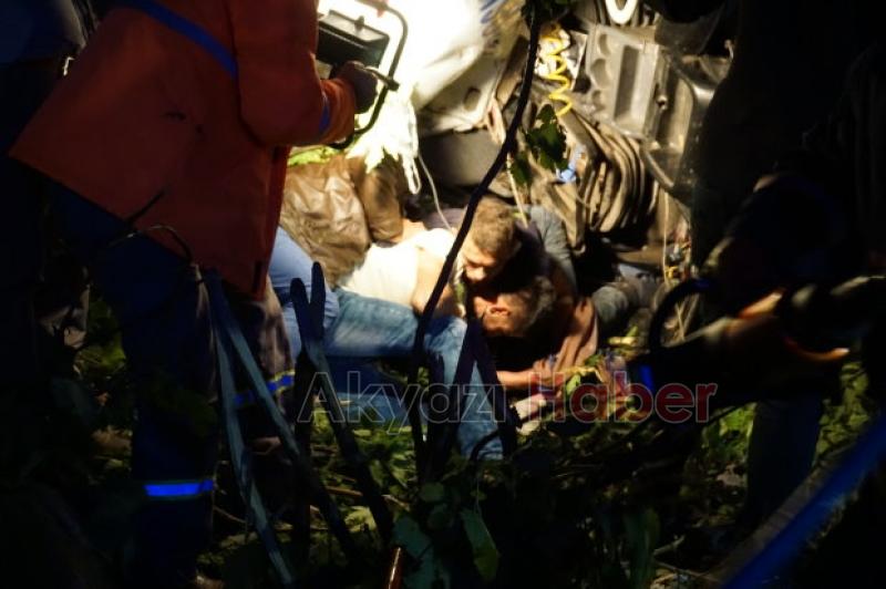 Akyazıda Kamyon Şarampole Yuvarlandı