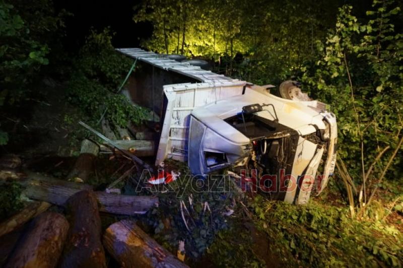 Akyazıda Kamyon Şarampole Yuvarlandı