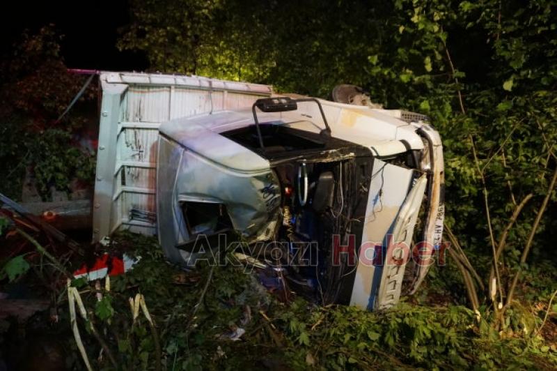 Akyazıda Kamyon Şarampole Yuvarlandı