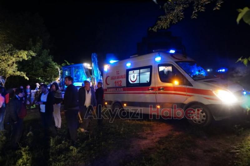 Akyazıda Kamyon Şarampole Yuvarlandı