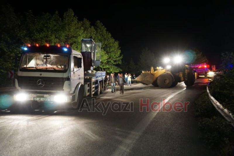 Akyazıda Kamyon Şarampole Yuvarlandı