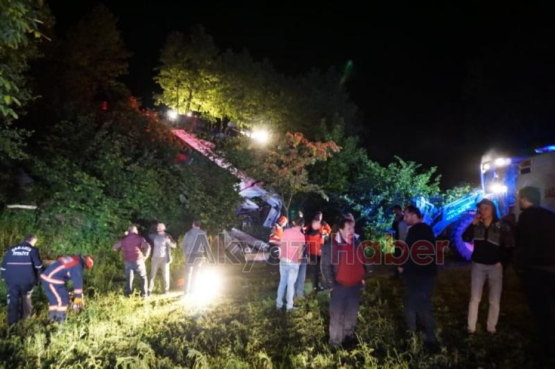 Akyazıda Kamyon Şarampole Yuvarlandı