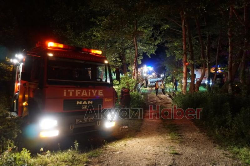 Akyazıda Kamyon Şarampole Yuvarlandı