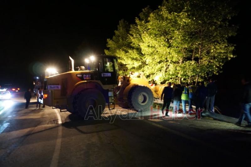 Akyazıda Kamyon Şarampole Yuvarlandı
