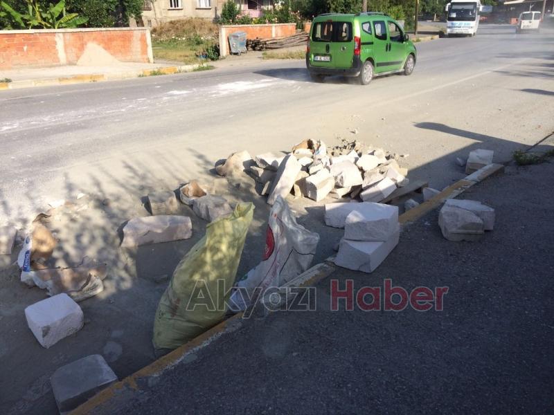 Kamyon Sürücüsünün Taşıdığı Malzemeleri Yola Savruldu