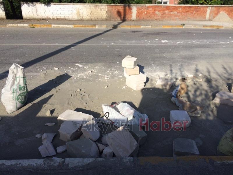 Kamyon Sürücüsünün Taşıdığı Malzemeleri Yola Savruldu