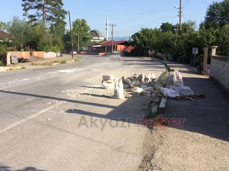 Kamyon Sürücüsünün Taşıdığı Malzemeleri Yola Savruldu