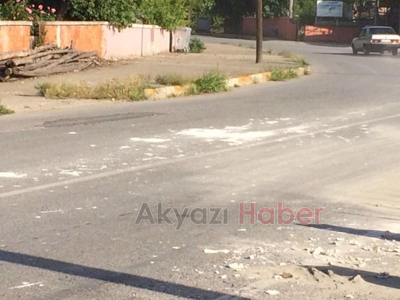 Kamyon Sürücüsünün Taşıdığı Malzemeleri Yola Savruldu