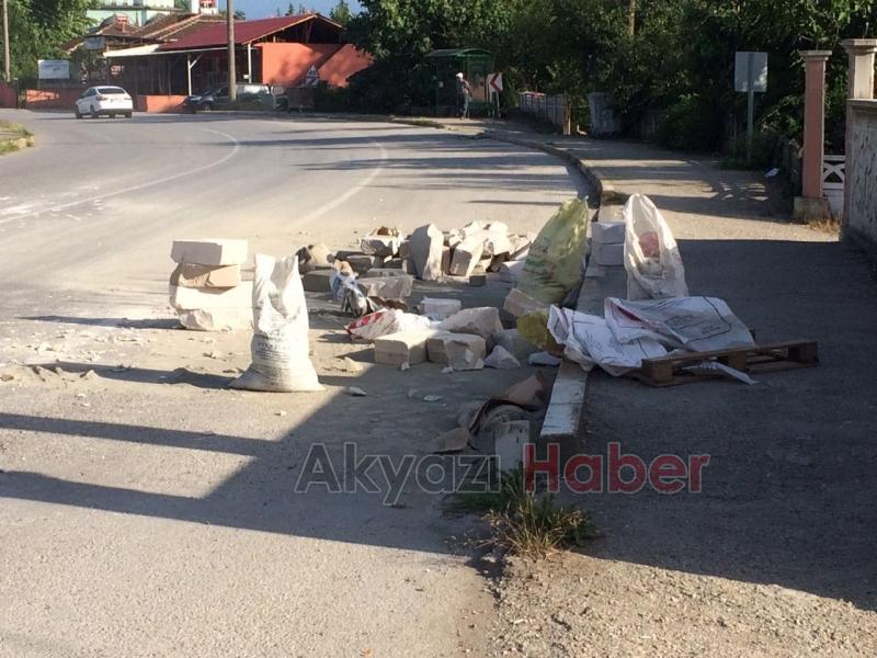 Kamyon Sürücüsünün Taşıdığı Malzemeleri Yola Savruldu