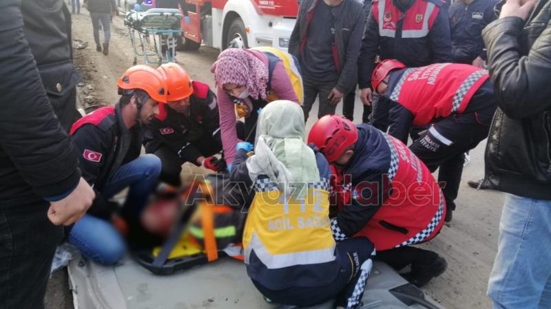 Kamyon Yolcu Minibüsüne Çarptı İki Yaralı