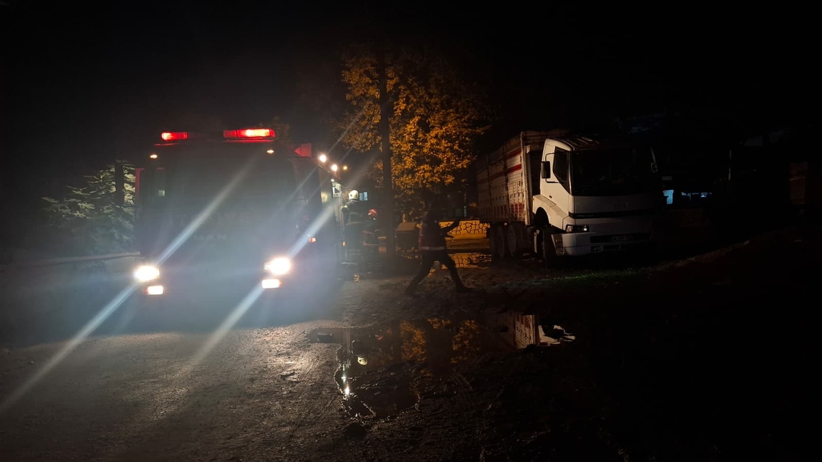 Kamyondan yükselen dumanlar korkuttu