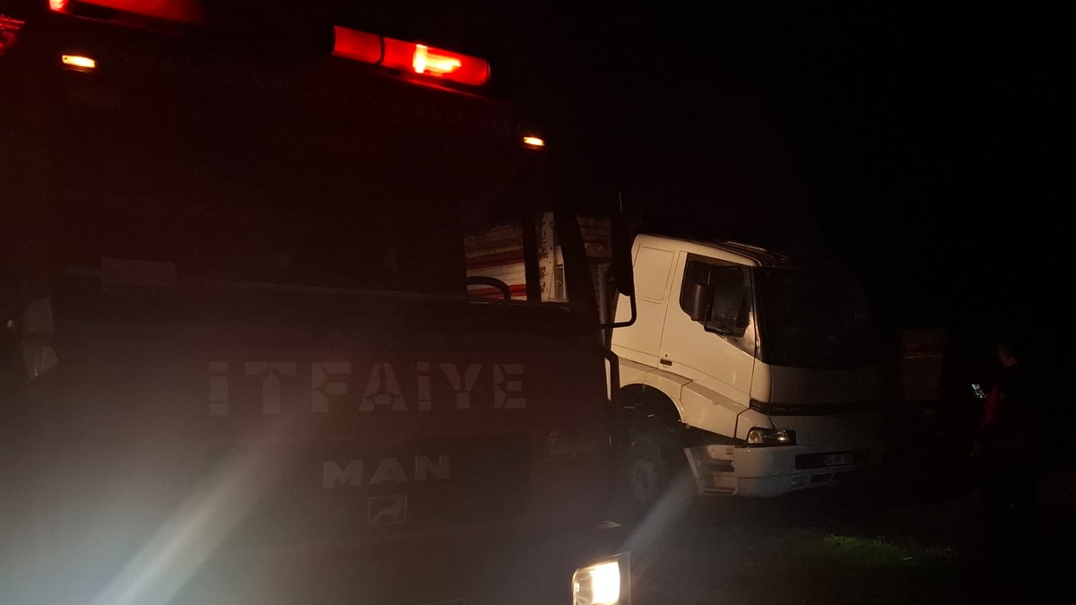 Kamyondan yükselen dumanlar korkuttu